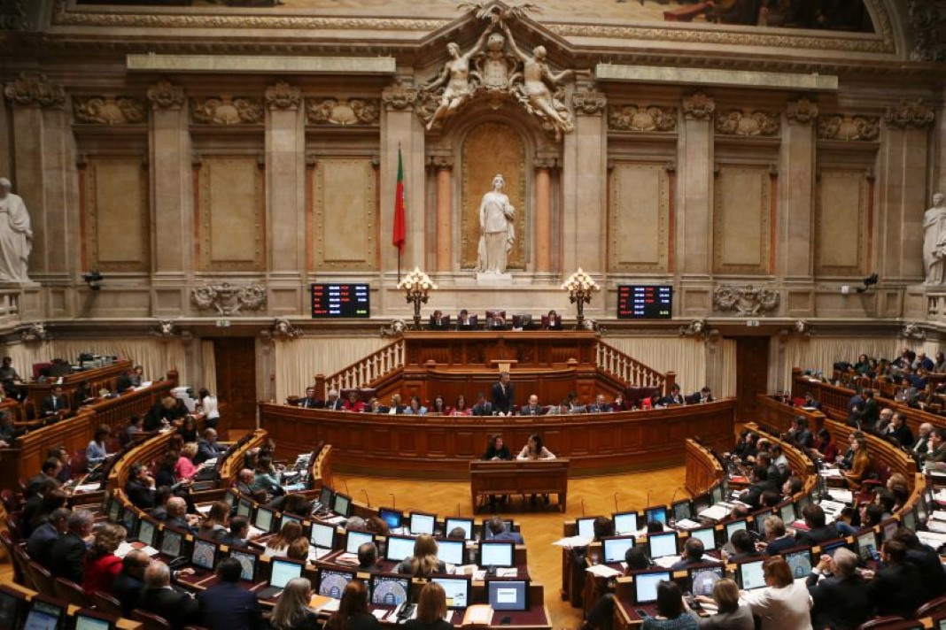 Deputados ganham seis mil euros